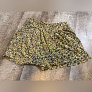 Forever 21 yellow cotton shorts w blue flowers, pockets